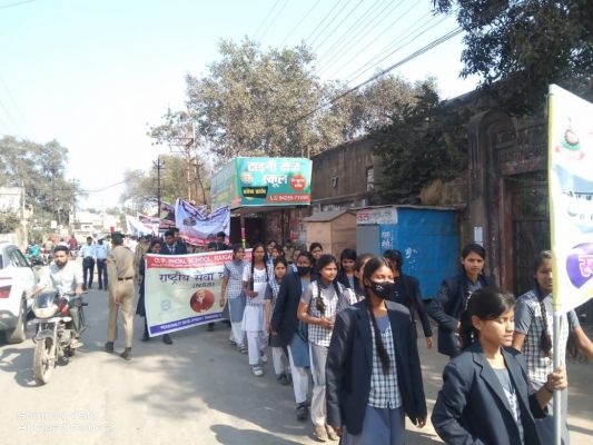 यातायात जागरूकता के लिए स्कूली बच्चों ने निकाली रैली