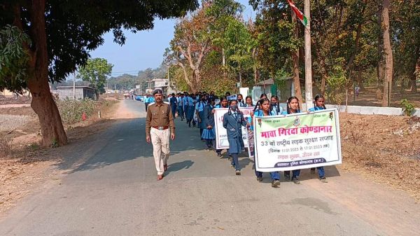 स्कूली बच्चों एवं शिक्षकों ने निकाली यातायात जागरूकता रैली