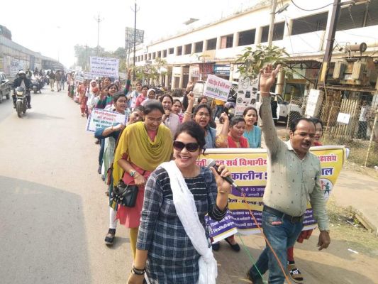 अनियमित कर्मियों ने निकाली रैली  संविदा कर्मियों की लगातार तीसरे दिन हड़ताल