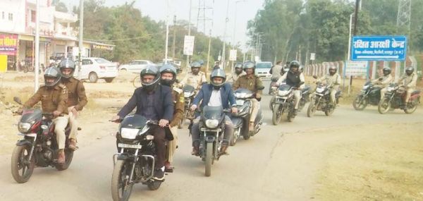 सडक़ सुरक्षा सप्ताह : पुलिस कर्मियों ने हेलमेट पहनकर निकाली बाइक रैली