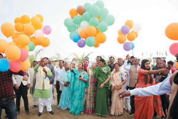 झुमका आइलैंड में सांसद ज्योत्सना ने उड़ाई पतंग, की निशानेबाजी