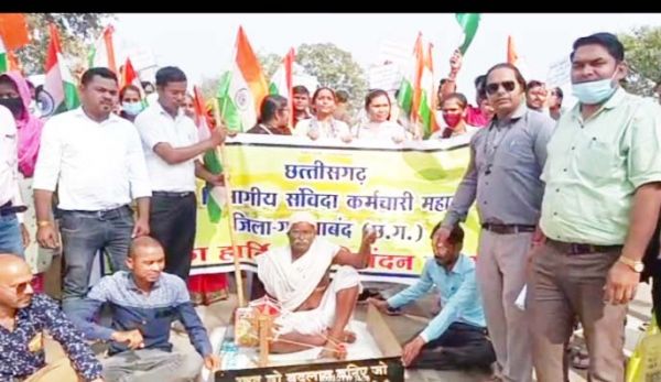  हड़ताली संविदाकर्मियों ने गांधी वेशभूषा में निकाली रैली, सीएम के नाम ज्ञापन सौंपा