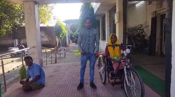 दिव्यांग महिला को मिली ट्राई साइकिल, चेहरे में आई खुशी