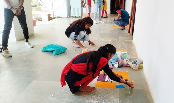 सुखराम नागे कॉलेज में राष्ट्रीय मतदाता दिवस पर रंगोली प्रतियोगिता