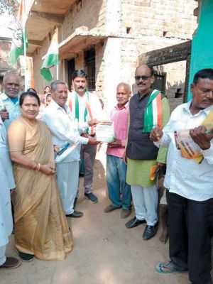 हाथ से हाथ जोड़ो पदयात्रा: ग्रामीणों को कांग्रेस सरकार की उपलब्धियां बताईं