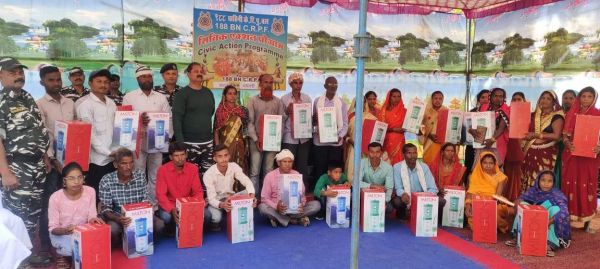 सिविक एक्शन कार्यक्रम: ग्रामीणों को सामान बांटे