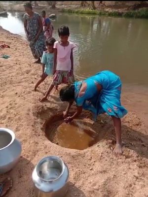 लाल पानी से प्रभावित ग्रामीण चुआं का पानी पीने मजबूर