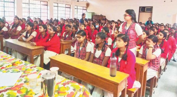 रक्षा टीम प्रभारी ने छात्राओं को अभिव्यक्ति ऐप व अपराधों से बचाव की दी जानकारी