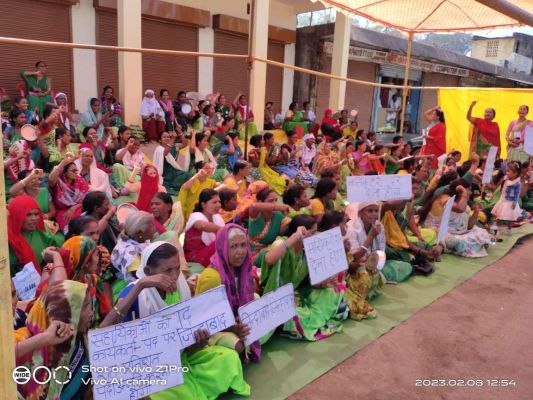 आंबा  कार्यकर्ताओं व सहायिकाओं की बेमुद्दत हड़ताल जारी, भाजपा ने दिया समर्थन