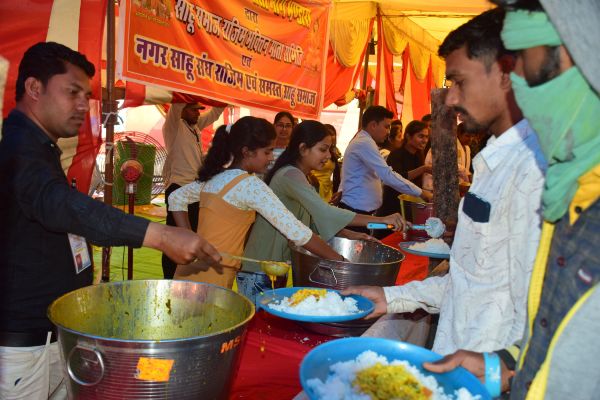 राजिम माता भोग भंडारा में भोजन करने उमड़े लोग