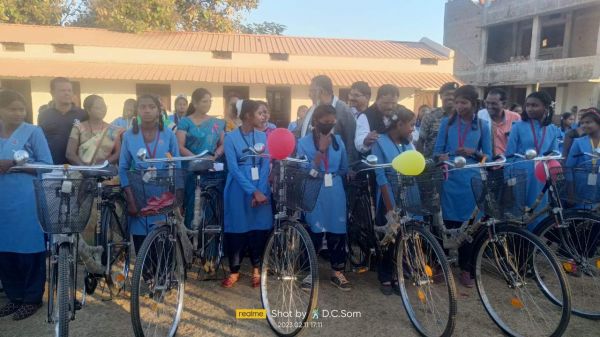 विस उपाध्यक्ष ने 67 छात्राओं  को वितरित की सायकल