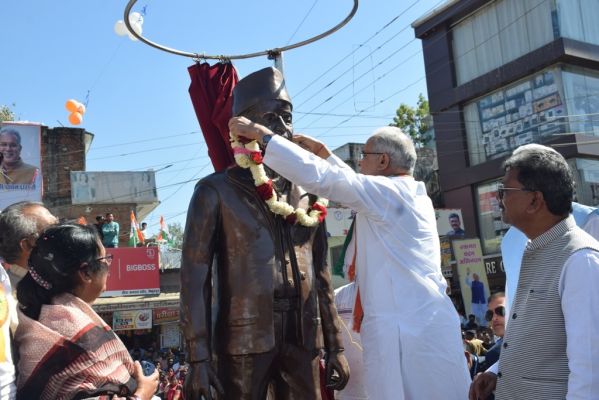 प्रदेश के प्रथम वित्त मंत्री डॉ. रामचंद्र सिंहदेव की प्रतिमा का सीएम ने किया अनावरण 