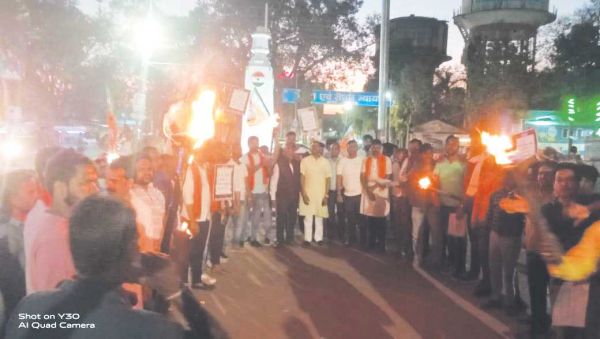 भाजपा ने निकाली मशाल रैली