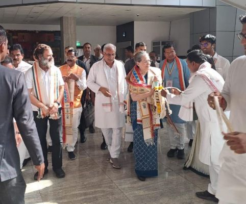 सोनिया, राहुल गांधी रायपुर पहुंचे, स्वागत