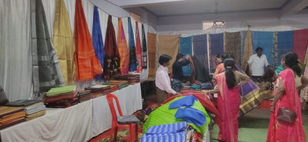 कोसा हाथकरघा वस्त्रों का सजा बाजार, 1 मार्च तक लगेगा प्रर्दशनी सह-विक्रय