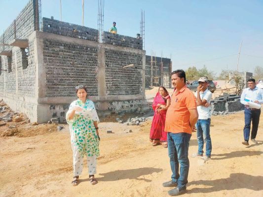 कलेक्टर ने बिलाईगढ़ में रीपा योजना के कार्यों का किया निरीक्षण