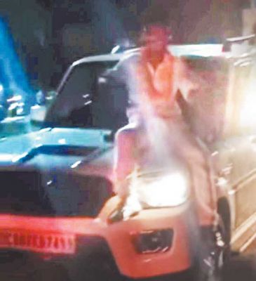 देर रात सडक़ पर चलती गाड़ी के बोनट और विंडो तक गुलाटियां लगाते वीडियो फैला, युवकों पर कार्रवाई