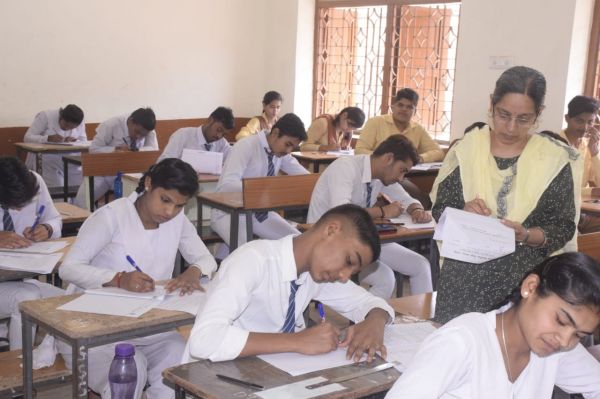  12वीं हिन्दी की परीक्षा नांदगांव-केसीजी व एमएमसी जिले में शांतिपूर्वक