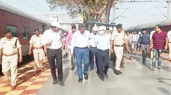 दुर्ग और भिलाई के रेलवे स्टेशन का जीएम ने किया औचक निरीक्षण, सुरक्षा व्यवस्था जांची