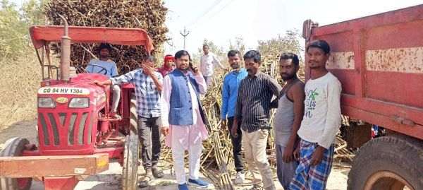 राजपुर-प्रतापपुर सडक़ खराब होने से पलट रही गाडिय़ां, किसानों का चक्काजाम