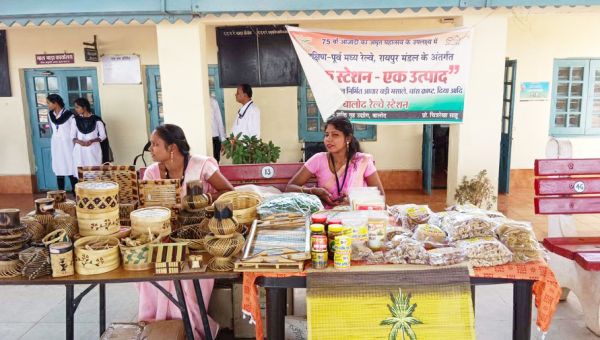 वोकल फॉर लोकल, बालोद रेलवे स्टेशन में महिलाओं ने लगाया स्थानीय वस्तुओं का स्टॉल