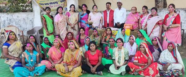 बुंदेली में मनाया महिला दिवस व फाग उत्सव, ग्रामीण महिलाओं ने की शिरकत