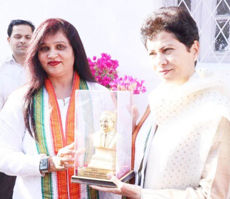 रत्नावली ने शैलजा को डॉ.अंबेडकर प्रतिमा भेंट कर किया अभिनंदन 
