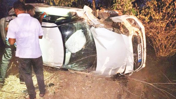 पुलिस जवान की कार पेड़ से टकराई, मौत 