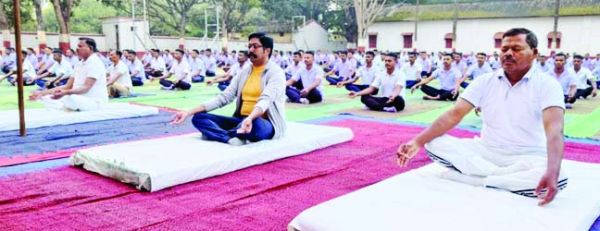 पुलिस प्रशिक्षण शाला जगदलपुर में 9 दिवसीय योग विज्ञान शिविर का आईजी ने किया शुभारंभ