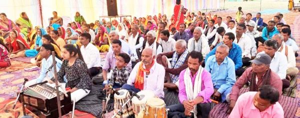 लालपुर में आयोजित सत्संग व श्री राम कथा सुनने उमड़े श्रद्धालु