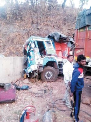 लोरोघाट में ट्रक दुर्घटनाग्रस्त, फंसे चालक-परिचालक को पुलिस ने निकाला बाहर