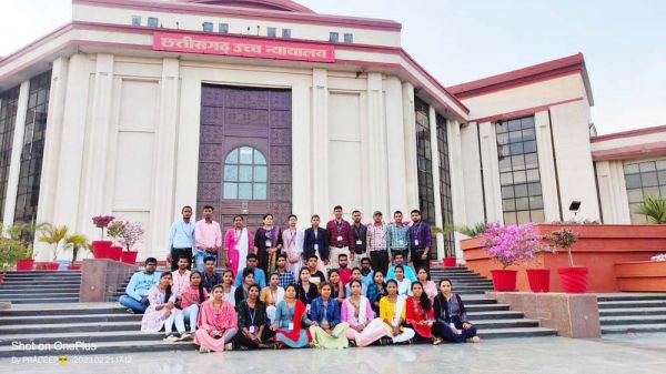 उच्च न्यायालय एवं ऐतिहासिक स्थल रतनपुर का शैक्षणिक भ्रमण  