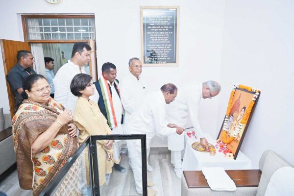 मुख्यमंत्री निवास में लोकगायिका आरू साहू ने भक्त माता कर्मा की जयंती पर किया नमन