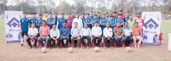 बीएसपी राजहरा माइंस प्रबंधन ने खिलाडिय़ों को फुटबॉल किट प्रदान किया