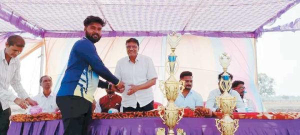 क्रिकेट स्पर्धा में विजेता टीम को सतीश अग्रवाल ने बांटे पुरस्कार