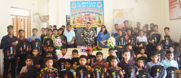 सीआरपीएफ का सिविक एक्शन कार्यक्रम,  बच्चों को बांटे खेलकूद सामान