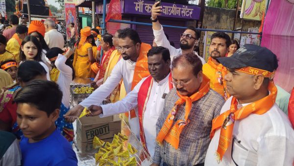 रामनवमी शोभायात्रा का कांग्रेसियों ने किया स्वागत, भक्तों को शीतलपेय वितरित
