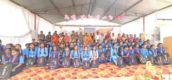 सीआरपीएफ ने सिविक एक्शन प्रोग्राम के तहत स्कूली बच्चों को बांटे बैग