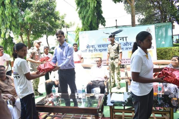 रक्षित केन्द्र नारायणपुर में ‘परीयना’ के प्रशिक्षणार्थियों को किट वितरण 