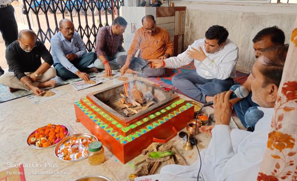 निगम परिसर स्थित माँ दुर्गा मंदिर हवन कार्यक्रम में मेयर हुए शामिल