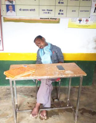 नशे में सोते मिला शिक्षक, एमएमसी जिले के मोहभट्टा स्कूल का मामला