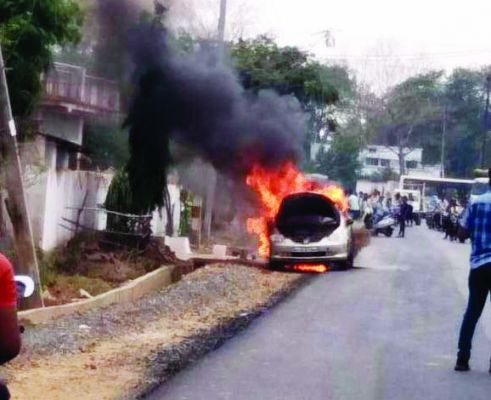 चलती कार में अचानक लगी आग, चालक ने कूदकर जान बचाई
