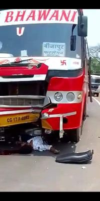 यात्री बस - बाइक में भिड़ंत, युवक की मौत