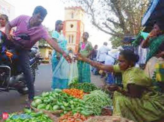 दबंगों का खौफ, ग्रामीण क्षेत्र के विक्रेताओं को खदेड़ा बाजार से