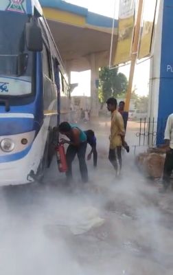 पंप में डीजल भराने के दौरान बस में आग, बड़ा हादसा टला