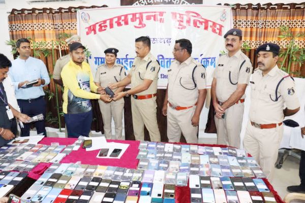 गुम-चोरी 200 मोबाइल को ढूंढकर फोन धारकों को पुलिस ने सौंपा