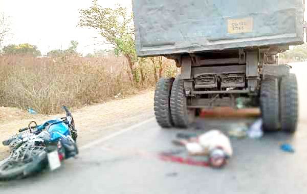 तेज रफ्तार बाइक खड़े टे्रलर से टकराई, एनटीपीसी कर्मी की मौत