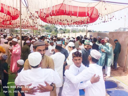 ईद की नमाज अदा कर मांगी अमन-चैन और शांति की दुआएं, गले मिलकर एक-दूसरे को कहा ईद मुबारक