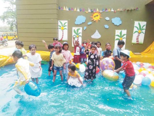 केसीपीएस में स्विमिंग पूल पार्टी, बच्चों ने उठाया आनंद