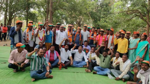 कांग्रेस के गढ़ में भाजपा की सेंध, तोयनार जिपं  क्षेत्र के 30 कांग्रेस कार्यकर्ताओं ने छोड़ी पार्टी